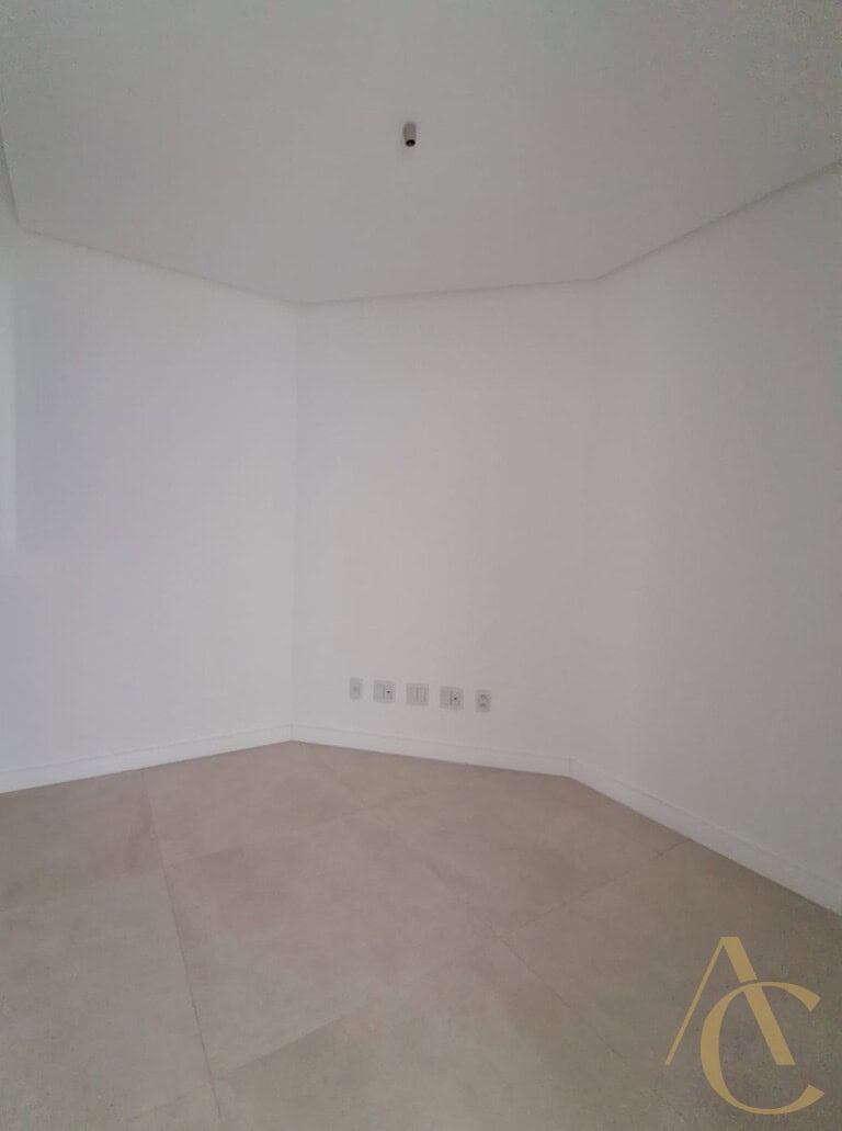 Apartamento à venda – 3 quartos sendo 1 suíte com sacada – São José/SC.