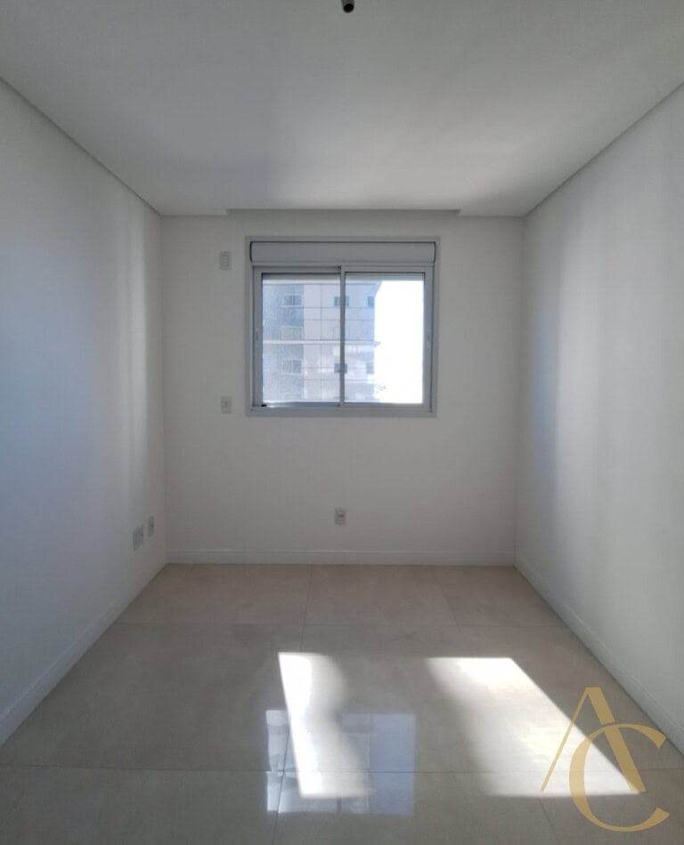 Apartamento à venda – 3 quartos sendo 1 suíte com sacada – São José/SC.