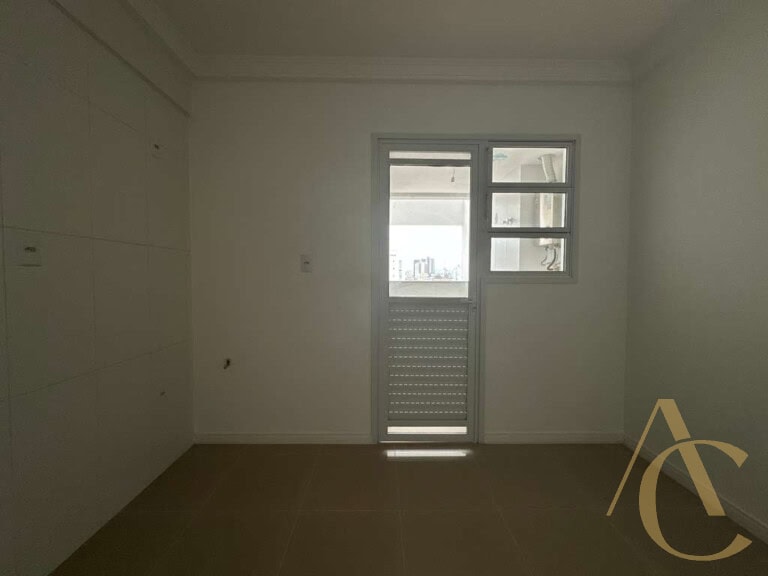 Apartamento à venda – 3 quartos sendo 1 suíte com persiana nos quartos – Barreiros, São José/SC.