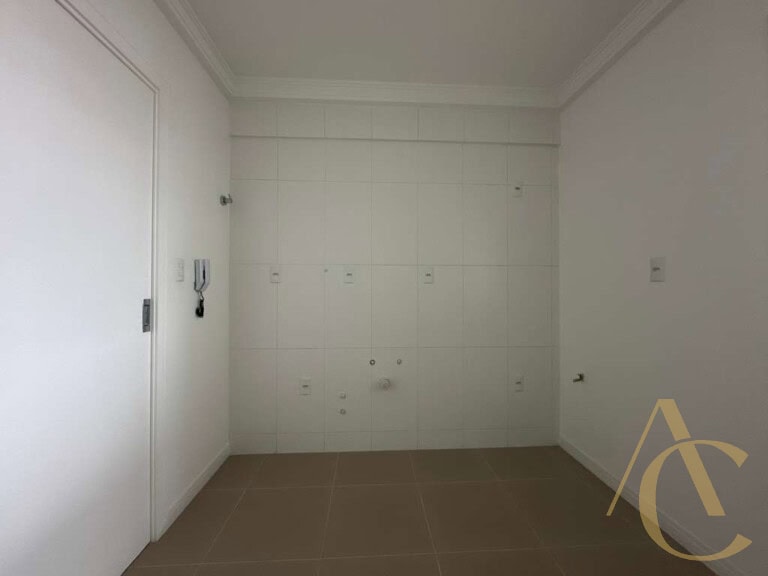 Apartamento à venda – 3 quartos sendo 1 suíte com persiana nos quartos – Barreiros, São José/SC.