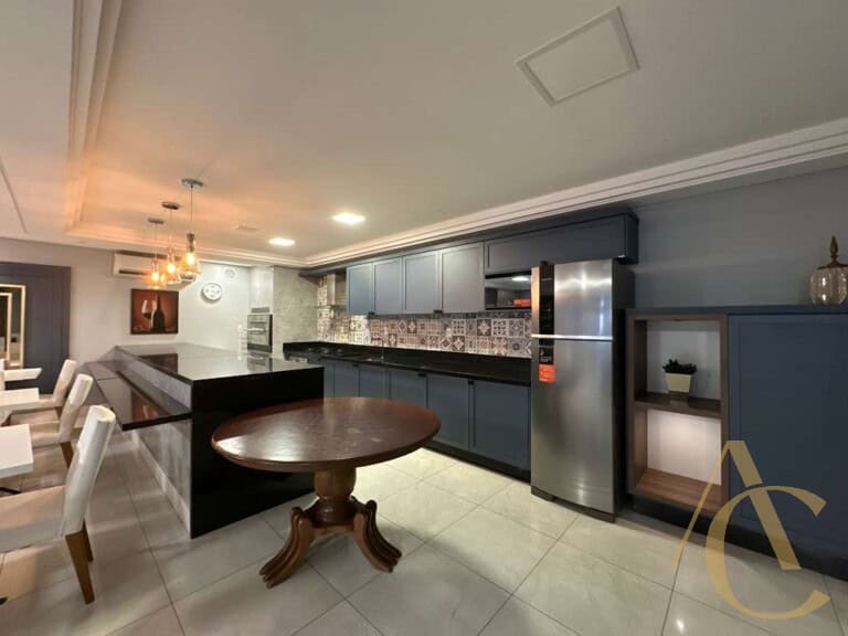 Apartamento à venda – 3 quartos sendo 1 suíte com persiana nos quartos – Barreiros, São José/SC.