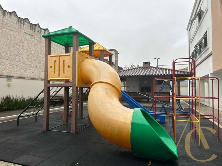 Apartamento à venda – 3 quartos sendo 1 suíte com persiana nos quartos – Barreiros, São José/SC.