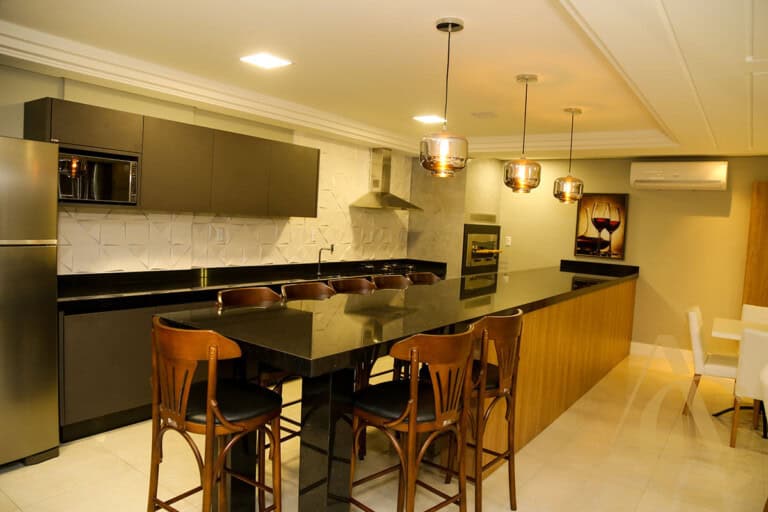 Apartamento à venda – 3 quartos sendo 1 suíte com persiana nos quartos – Barreiros, São José/SC.