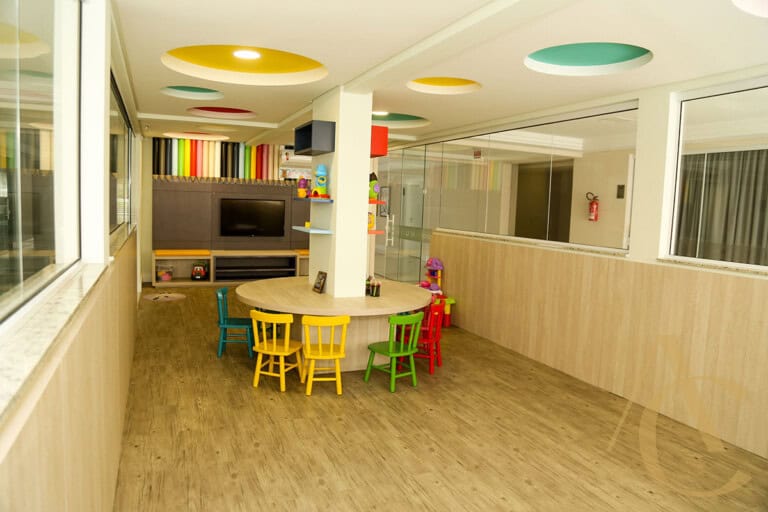 Apartamento à venda – 3 quartos sendo 1 suíte com persiana nos quartos – Barreiros, São José/SC.