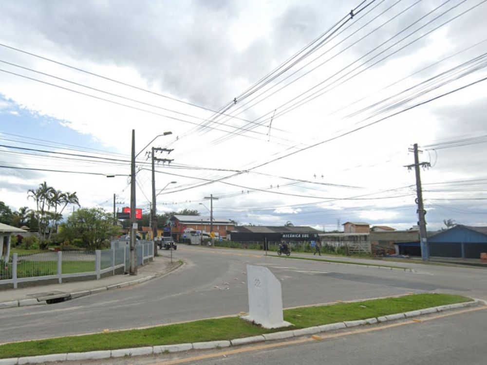 Cruzamento urbano na entrada do Bairro Campeche Florianópolis, região em crescimento com comércio local e acesso facilitado a outros pontos da cidade.