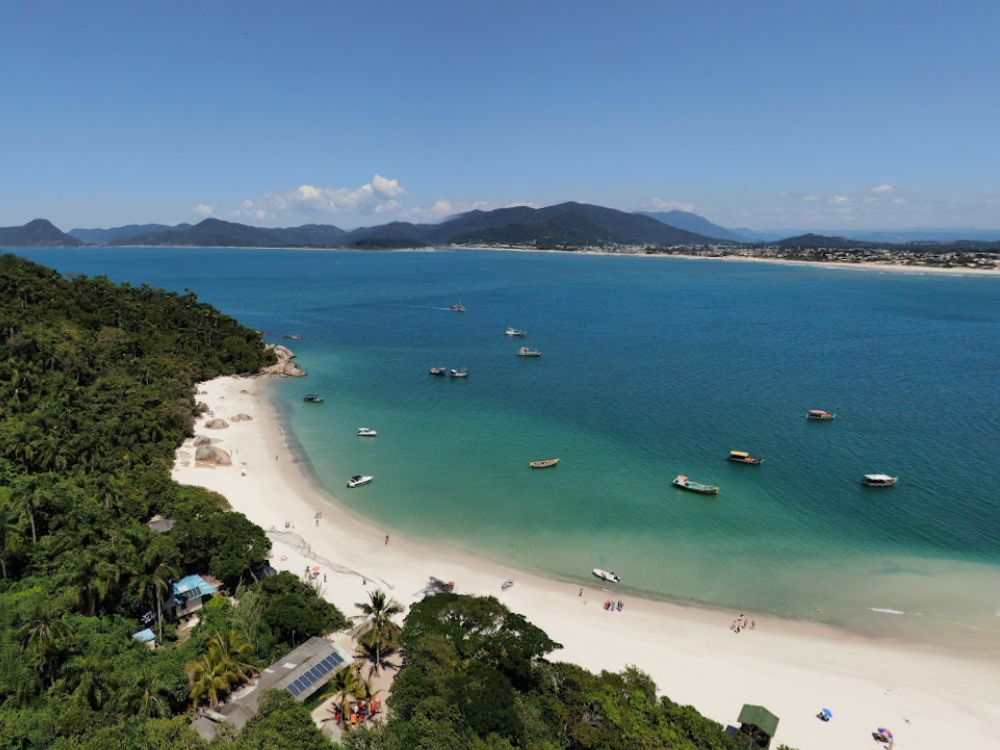 Vista aérea da Ilha do Campeche, próxima ao Bairro Campeche Florianópolis, um dos principais atrativos turísticos e naturais da região sul da ilha.