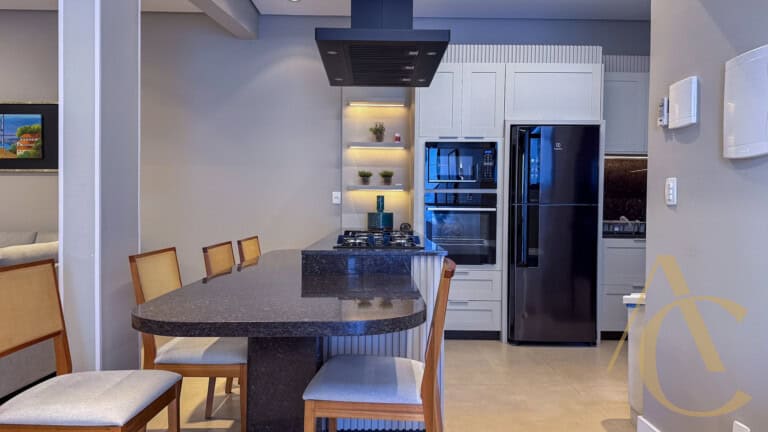 Apartamento à venda – 4 quartos sendo 1 suíte – Centro – Florianópolis,SC.