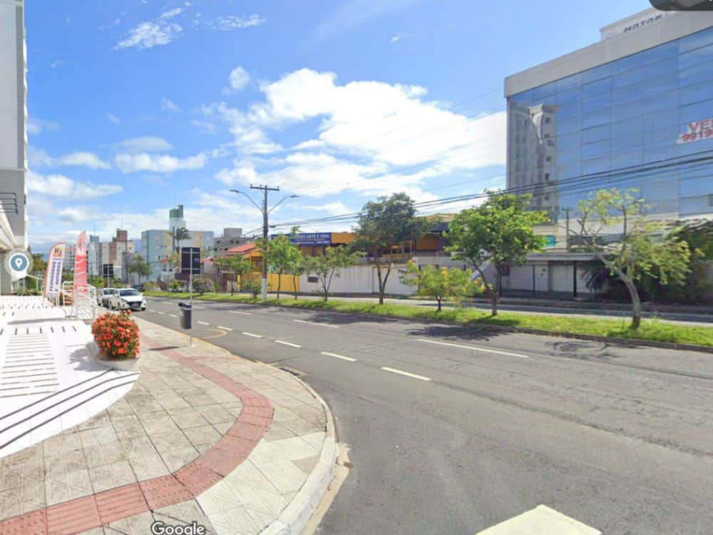 Comércio ativo e calçadas acessíveis em área central do bairro Capoeiras em Florianópolis, com destaque para mobilidade e serviços.