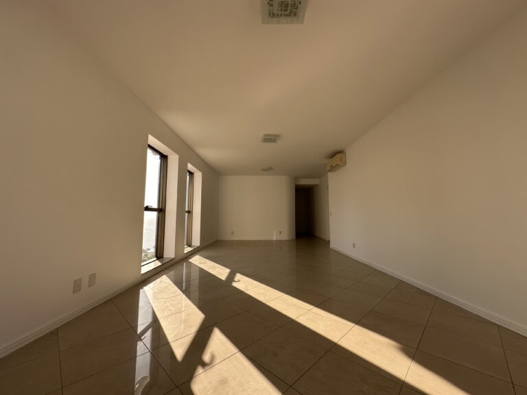 Apartamento para locação – 3 suítes, 3 vagas de garagem – Agronômica – Florianópolis, SC.