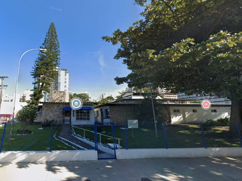 Unidade pública de atendimento cercada por áreas verdes reforça a infraestrutura urbana e comunitária do Jardim Atlântico SC.