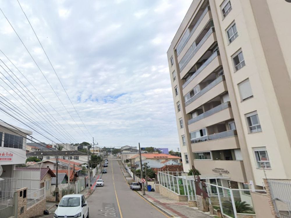 Área residencial mista com prédios e casas no bairro Capoeiras em Florianópolis, evidenciando diversidade imobiliária e estrutura urbana.
