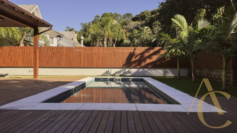 Casa residencial para venda – 03 quartos sendo 02 suítes – Praia Mole, Florianópolis/SC.