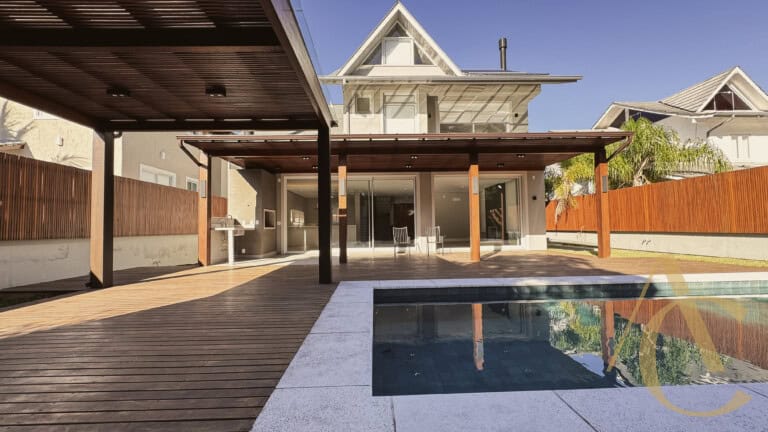 Casa residencial para venda – 03 quartos sendo 02 suítes – Praia Mole, Florianópolis/SC.