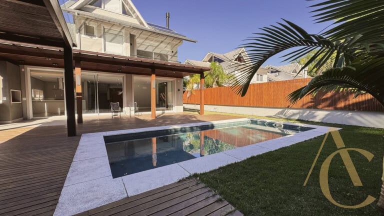 Casa residencial para venda – 03 quartos sendo 02 suítes – Praia Mole, Florianópolis/SC.