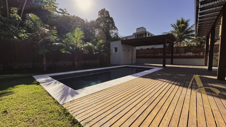 Casa residencial para venda – 03 quartos sendo 02 suítes – Praia Mole, Florianópolis/SC.