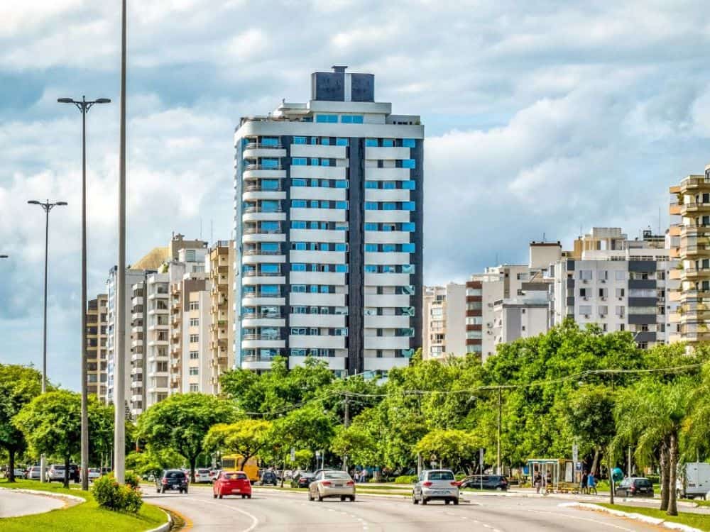 Avenida Beira-Mar Norte com edifícios de alto padrão, referência importante no valor do metro quadrado em Florianópolis.