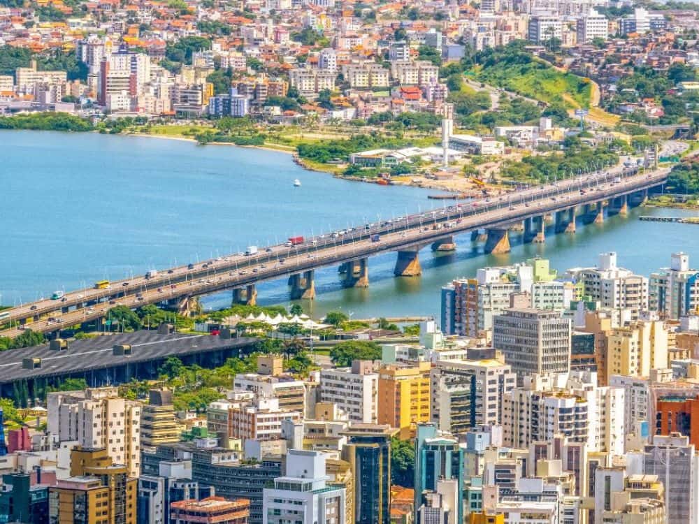 Vista da Ponte Pedro Ivo e região central, áreas estratégicas que ajudam a compor o valor do metro quadrado em Florianópolis.