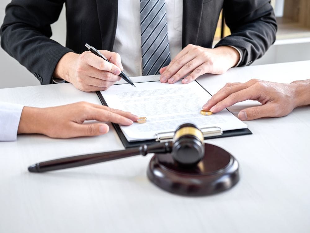 Acordo entre partes com advogado sobre multa por rescisão de contrato de aluguel.