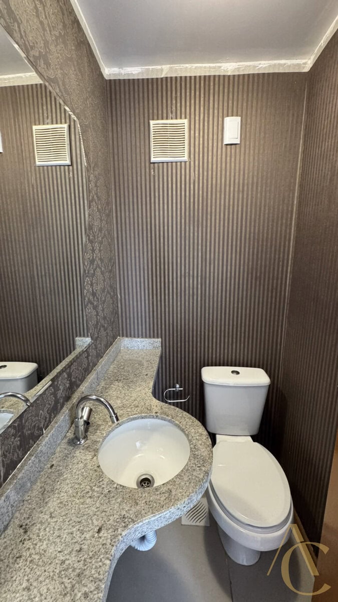 Apartamento para alugar – 1 suíte e 2 demi-suítes –  Abraão – Florianópolis/SC.