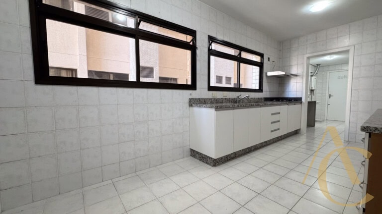 Apartamento à venda – 4 quartos sendo 2 suítes – Centro – Florianópolis/SC.