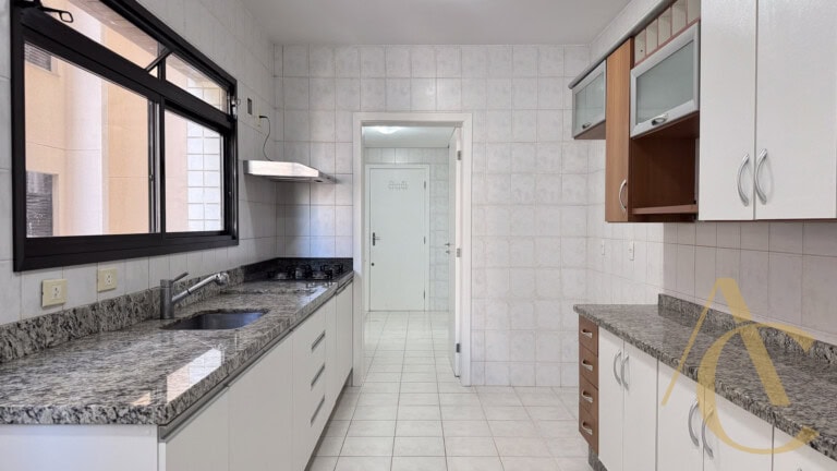 Apartamento à venda – 4 quartos sendo 2 suítes – Centro – Florianópolis/SC.