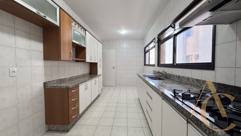 Apartamento à venda – 4 quartos sendo 2 suítes – Centro – Florianópolis/SC.