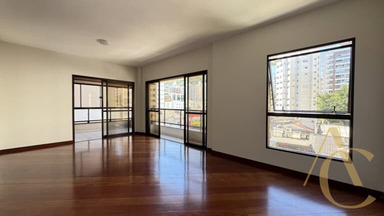 Apartamento à venda – 4 quartos sendo 2 suítes – Centro – Florianópolis/SC.