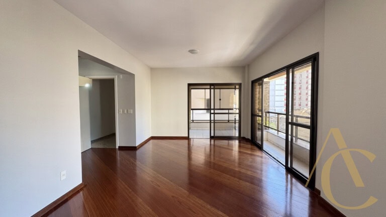 Apartamento à venda – 4 quartos sendo 2 suítes – Centro – Florianópolis/SC.