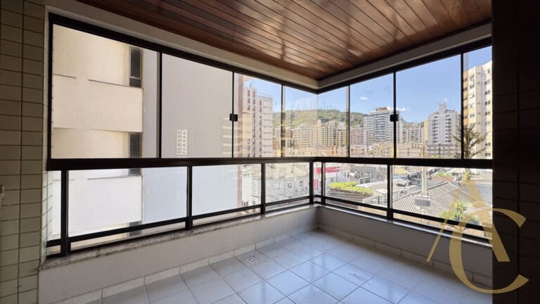Apartamento à venda – 4 quartos sendo 2 suítes – Centro – Florianópolis/SC.