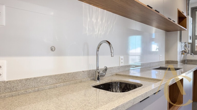 Apartamento para locação – 1 suíte e 2 demi-suítes – João Paulo, Florianópolis/SC.