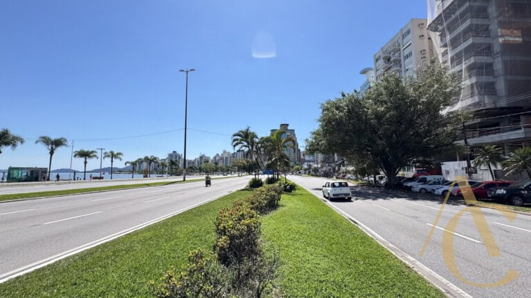 Apartamento à venda – 4 quartos sendo 2 suítes – Centro – Florianópolis/SC.