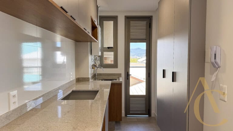 Apartamento para locação – 1 suíte e 2 demi-suítes – João Paulo, Florianópolis/SC.