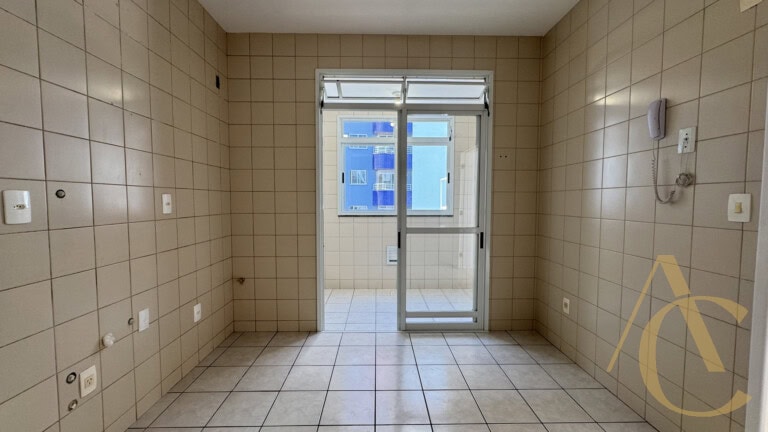 Apartamento para alugar – 03 quartos sendo 01 suíte – Centro – Palhoça/SC.