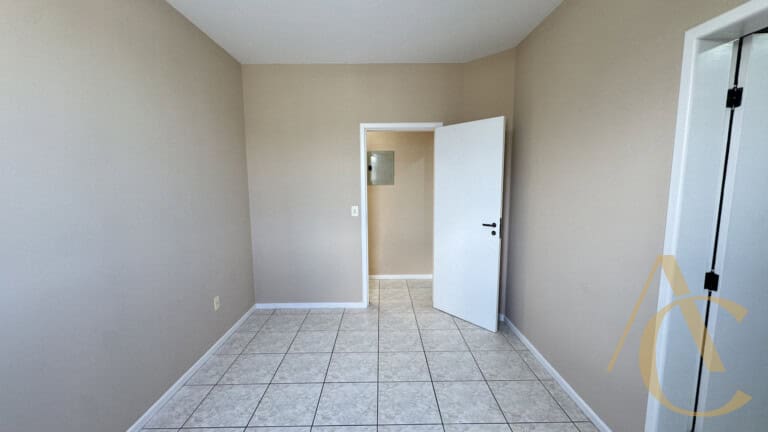 Apartamento para alugar – 03 quartos sendo 01 suíte – Centro – Palhoça/SC.