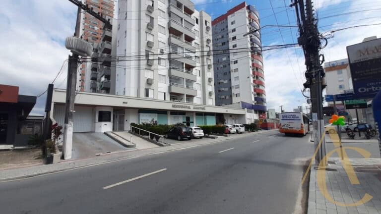 Apartamento para alugar – 03 quartos sendo 01 suíte – Centro – Palhoça/SC.