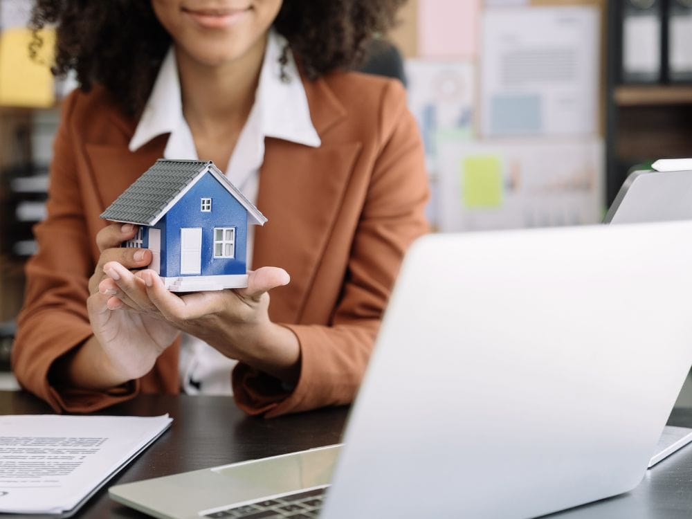 Corretora apresentando imóvel para explicar como funciona o direito de preferência do locatário na aquisição da propriedade.