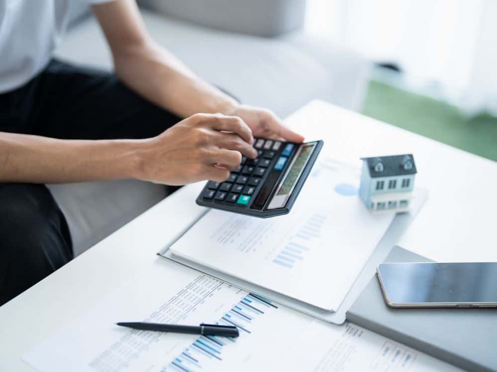 Quem paga o IPTU e como o imposto impacta o planejamento financeiro do imóvel.