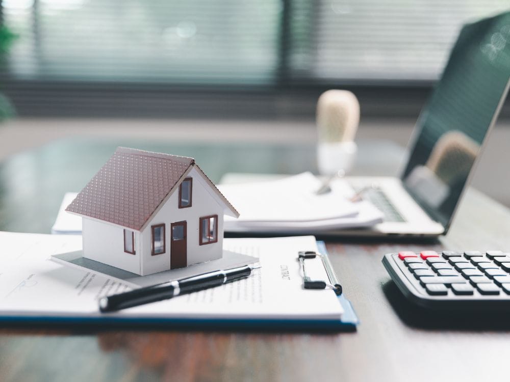 Quem paga o IPTU em imóveis residenciais considerando obrigações legais do proprietário.