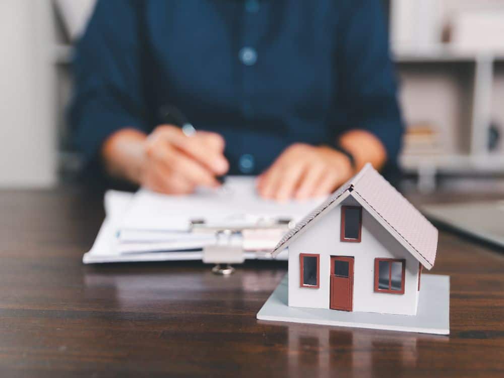 Quem paga o IPTU na compra ou locação de imóvel conforme contrato assinado entre as partes.