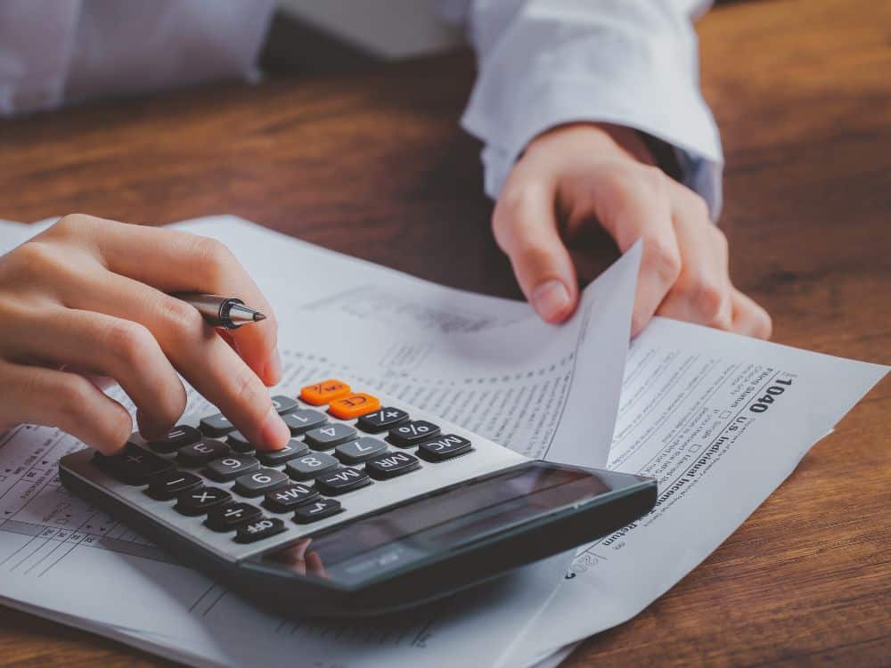 Quem paga o IPTU em contratos imobiliários analisados com cálculos de impostos e documentação do imóvel.