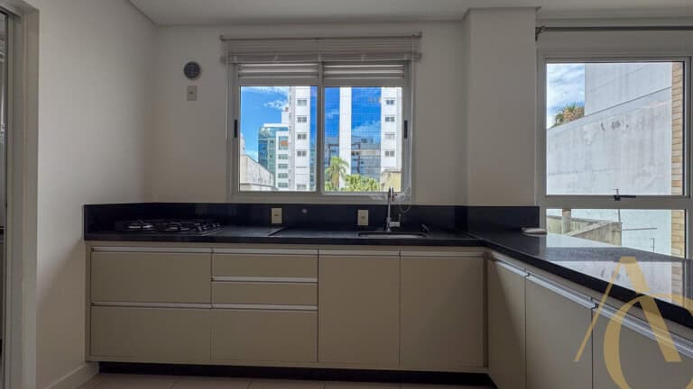 Apartamento para alugar – 2 quartos sendo 1 suíte – Centro, Florianópolis/SC.