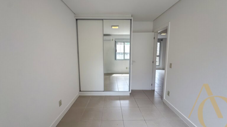 Apartamento para alugar – 2 quartos sendo 1 suíte – Centro, Florianópolis/SC.