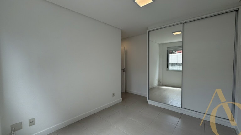 Apartamento para alugar – 2 quartos sendo 1 suíte – Centro, Florianópolis/SC.