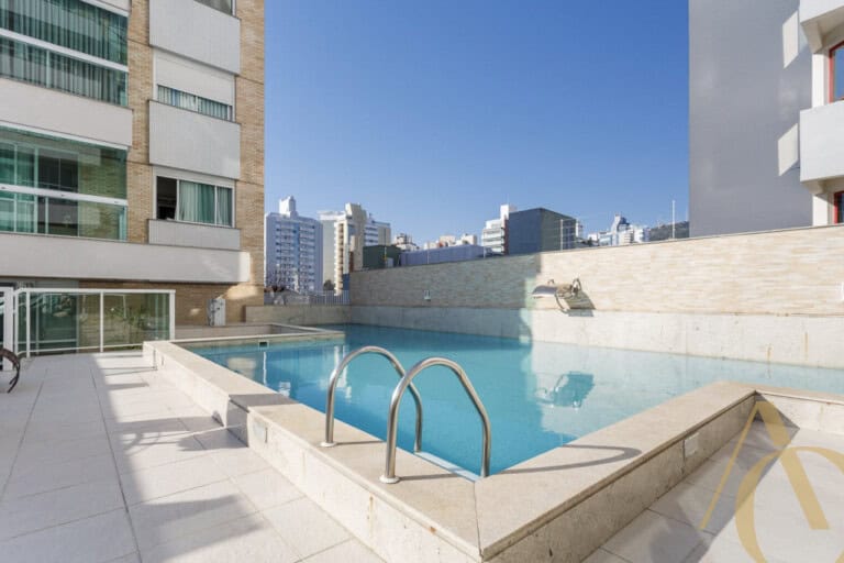 Apartamento para alugar – 2 quartos sendo 1 suíte – Centro, Florianópolis/SC.