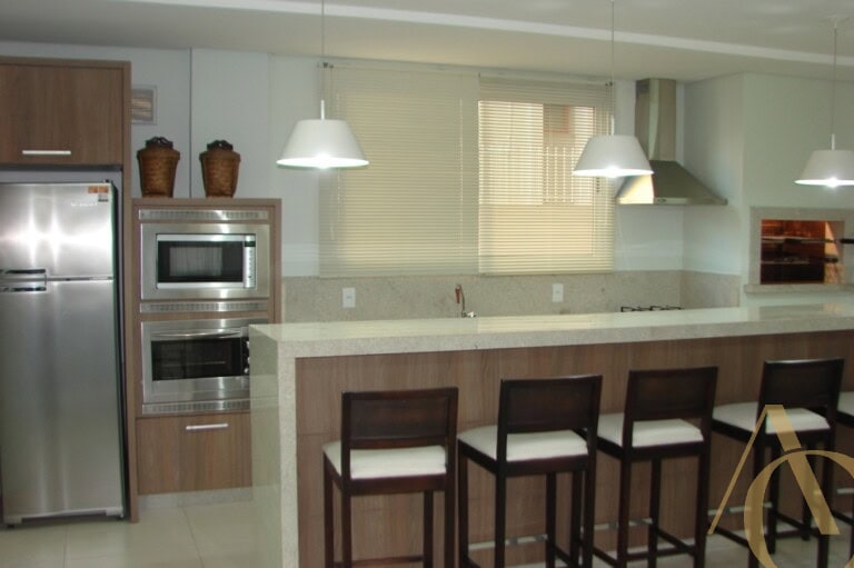 Apartamento para alugar – 2 quartos sendo 1 suíte – Centro, Florianópolis/SC.