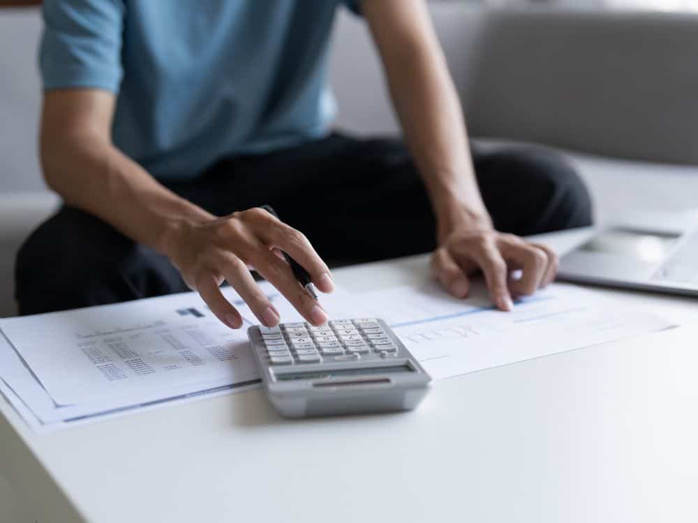 Planejamento financeiro e análise de custos ajudam a identificar corretamente as despesas extraordinárias de condomínio.