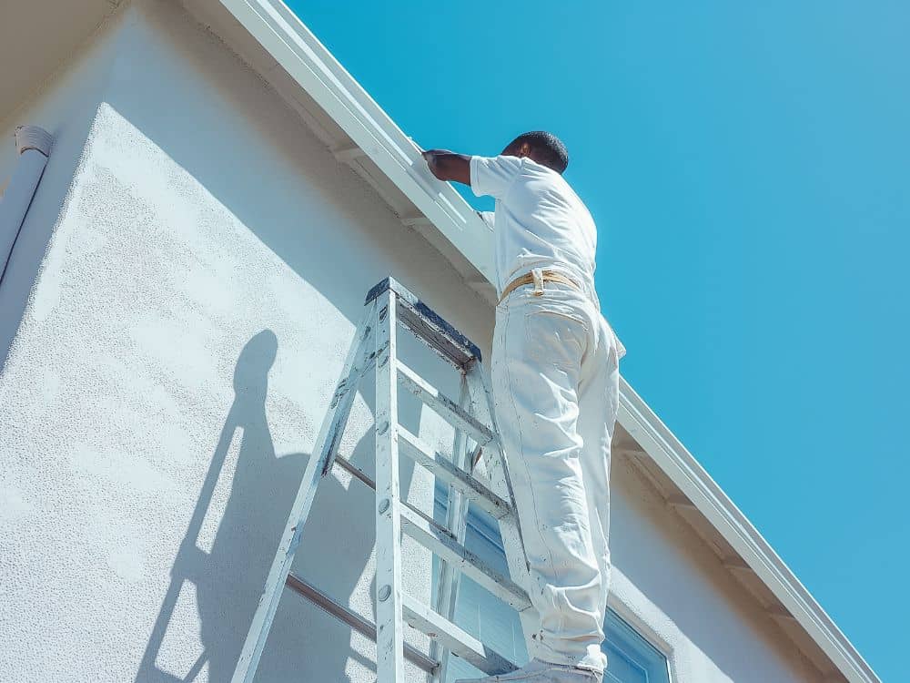 Serviços de reparo e manutenção na fachada do edifício caracterizam despesas extraordinárias de condomínio.