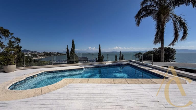 Casa residencial à venda – 6 quartos sendo 5 suítes – Cacupé | Florianópolis/SC.
