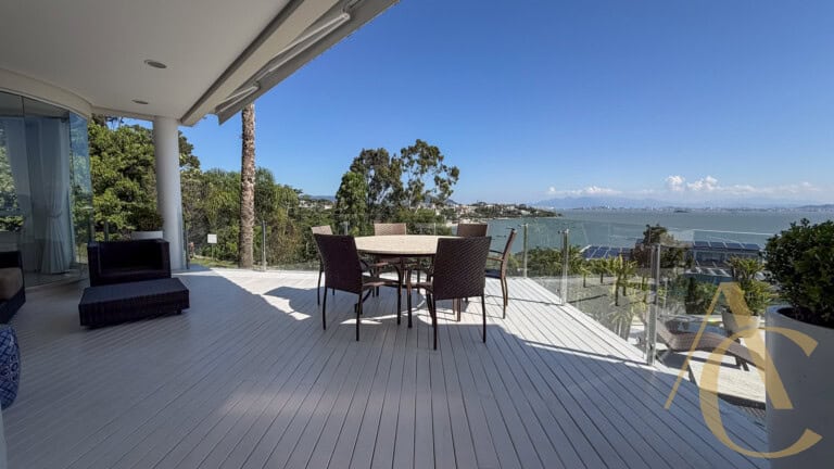 Casa residencial à venda – 6 quartos sendo 5 suítes – Cacupé | Florianópolis/SC.