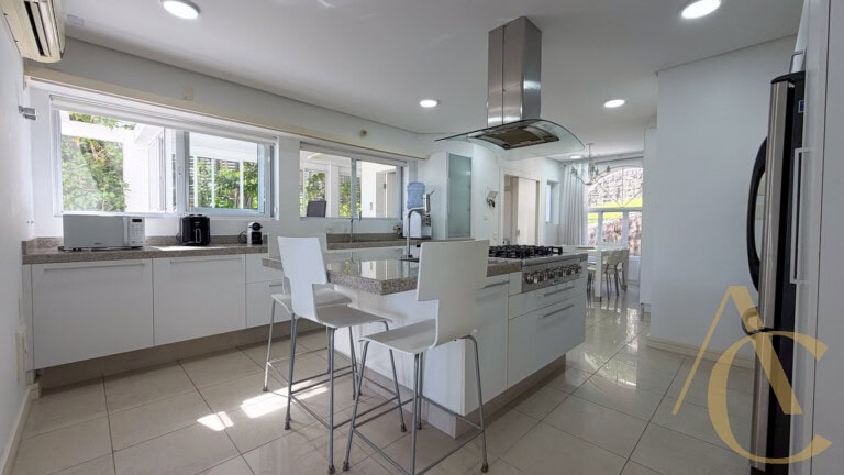 Casa residencial à venda – 6 quartos sendo 5 suítes – Cacupé | Florianópolis/SC.